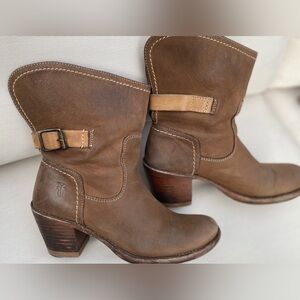 Frye Boots Womans SZ 8  Carmen Shortie Leather Harness Ankle Boots Western Brown